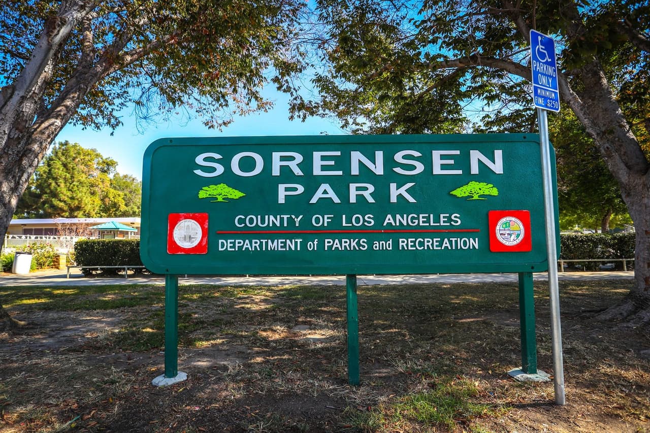 <h2 class="cms-H2-H2">Viernes, 9 de diciembre</h2>
<br>
<br>
<b>Sorensen Park</b> – 1149 Rosehedge Dr., Whittier, CA 90605 – (562) 908-7763
<br>❄️Evento de 4 a 8 PM
<br>
<br>
<b>Adventure Park</b> - 10130 S. Gunn Ave., Whittier
<br>❄️Evento de 4 a 8 PM