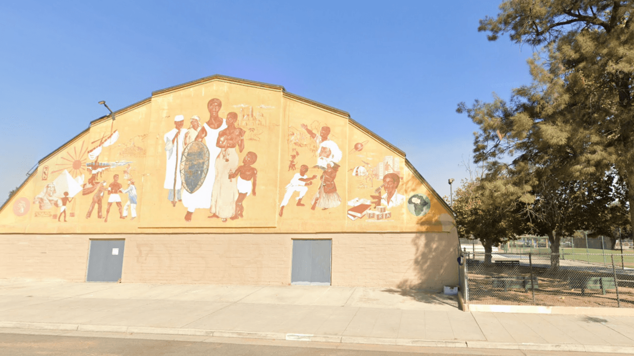 <b>MIÉRCOLES 28 DE JULIO (5 a 7 pm). </b>
<a href="https://www.google.com/maps/place/Frank+H+Ball+Park/@36.7241667,-119.800522,17z/data=!3m1!4b1!4m5!3m4!1s0x8094609ad99c2c61:0x90bfbda0941f4489!8m2!3d36.7241667!4d-119.7983333?hl=es">Frank H. Ball Park</a>. Este parque conocido por su alberca vacunas contra el covid-19 y a las primeras 25 personas que se apliquen la primera dosis de la vacuna podrán ganar tarjetas de regalo de $20. Dirección: 760 Mayor Ave., Fresno.
<br>