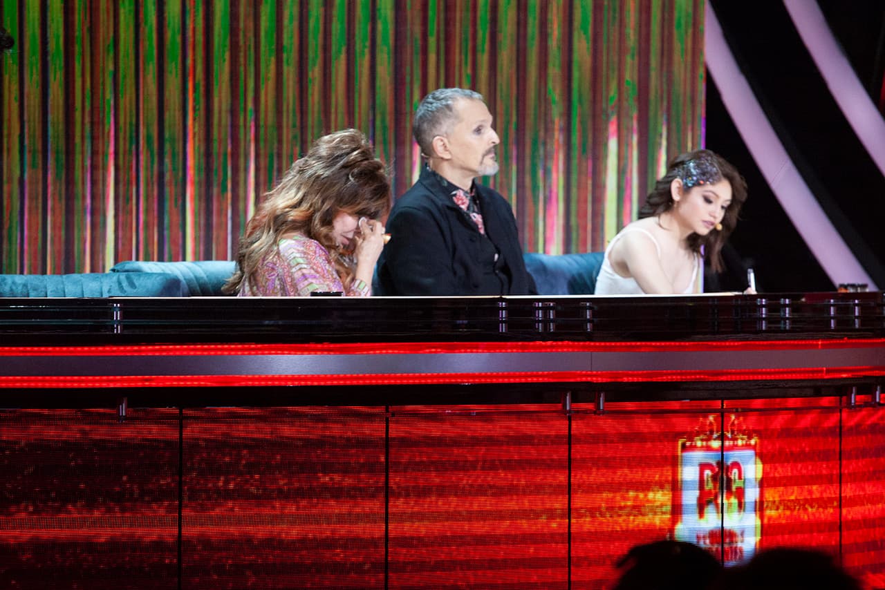 <a href="https://www.univision.com/shows/pequenos-gigantes/veronica-castro-rompe-en-llanto-ante-la-primera-eliminacion-de-la-noche-video" target="_blank">"Está de la fregada", dijo después de que la pequeña Anyeli agradeció al show</a> que le diera la oportunidad de cantar.