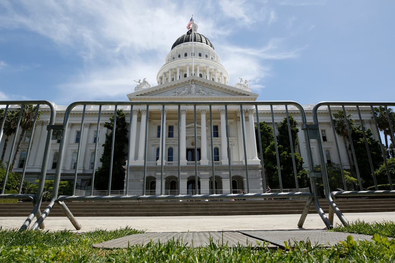 Tras dos meses del cierre estatal para contener el brote de 
<a href="https://www.univision.com/temas/coronavirus">coronavirus</a>, el gobierno de California comenzó a permitir a los condados abrir más negocios y espacios, pero con medidas de protección contra la enfermedad.