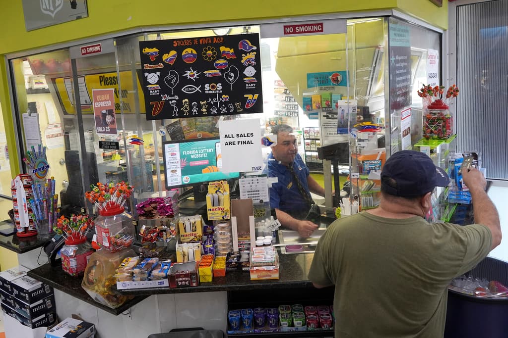 Pegatinas y productos venezolanos se ven entre opciones más habituales en la tienda de una gasolinera en Doral, Florida, el martes 1 de abril de 2025. (AP Foto/Rebecca Blackwell)