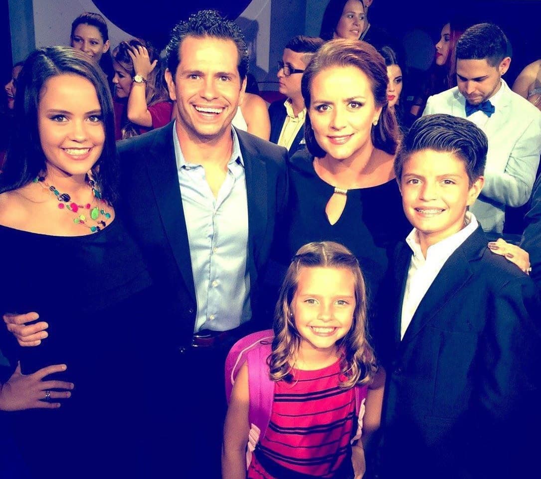 Diego Schoening está casado con Mónica Vélez.