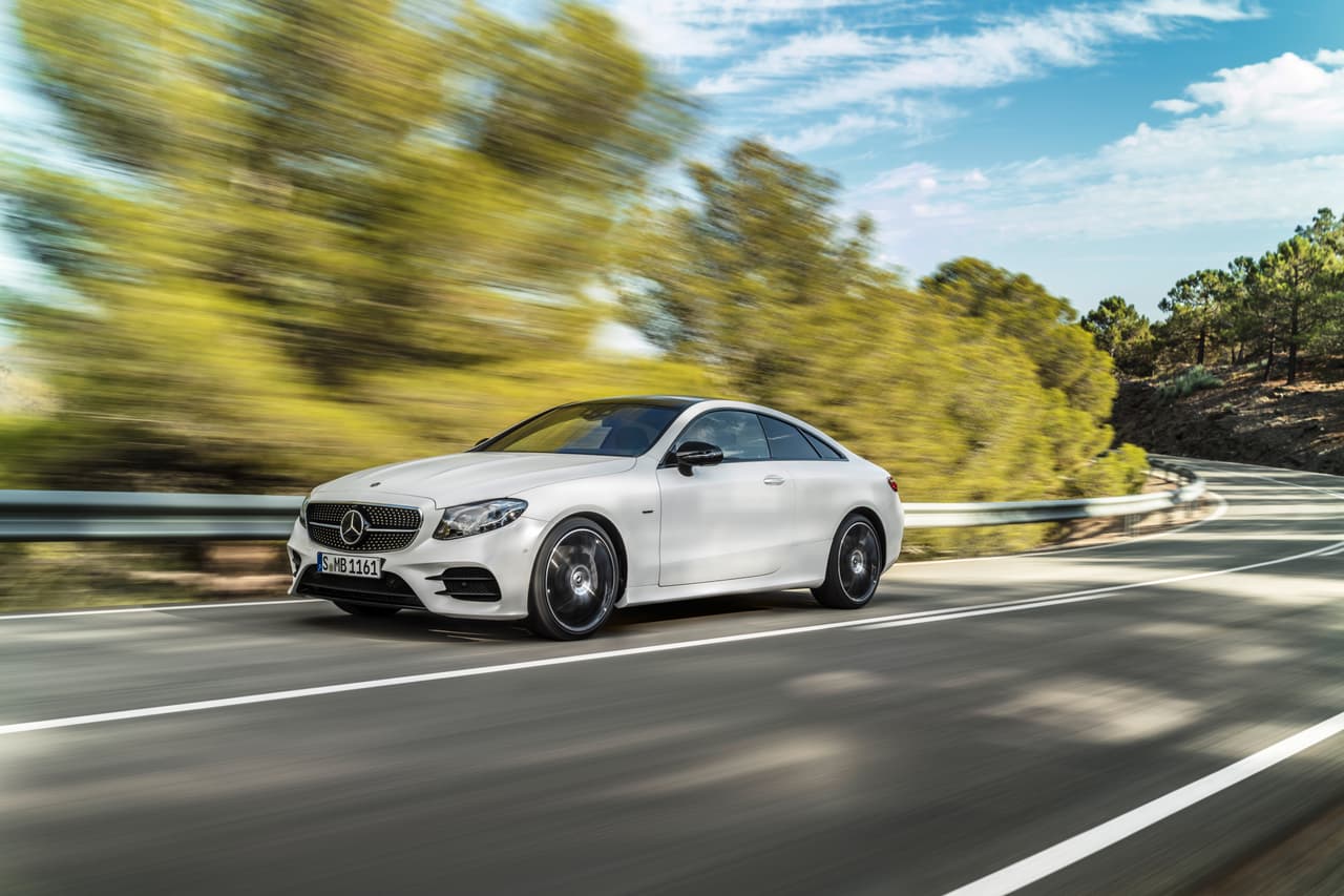 La aceleración de 0 a 60 millas por hora del nuevo Mercedes-Benz Clase E Coupe 2018 es de 5.2 segundos para el E400 Coupe y de 5.5 segundos para el E400 4MATIC Coupe