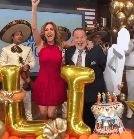 La conductora sorprendió a Raúl quien la recibió con un afectuoso abrazo y dedicó unas palabras a su compañera que lo ha acompañado a lo largo de muchos años.