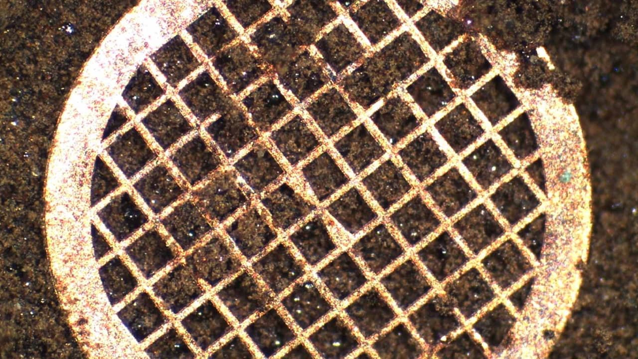 Martínez busca continuar con sus estudios, “una investigación de este tipo no te da fama y fortuna, pero a mi me ha dado algo muy importante que es la experiencia, el conocimiento y al final ese es el propósito”.Esta imagen muestra un vidrio lunar siendo analizado para definir la composición mineralógica en sección transversal.