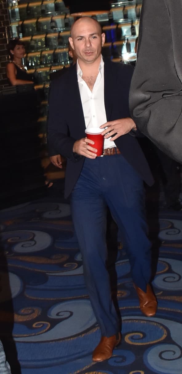 ¿Qué será lo que está tomando? Acaso serán los estragos del calor los que lo hacen no dejar su vaso ni por un momento.