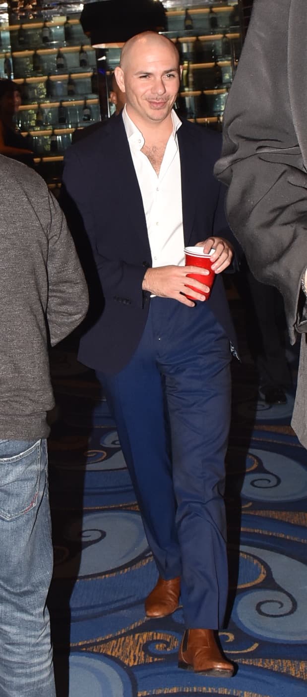 Esa sonrisa de Pitbull ¿a qué se deberá? será por lo bien que se la pasa en la fiesta.