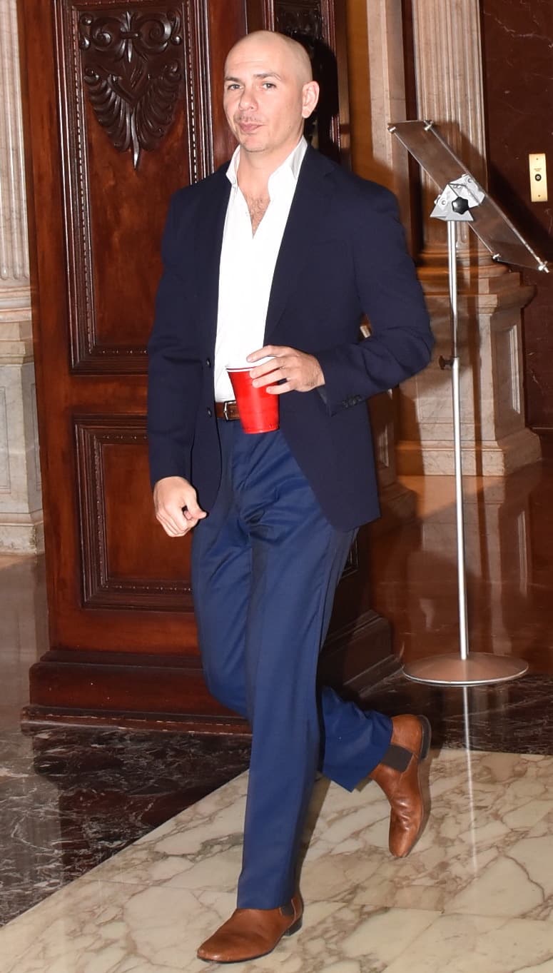 Wow! Además de todo, él siempre va súper bien vestido a cada sitio que visita.