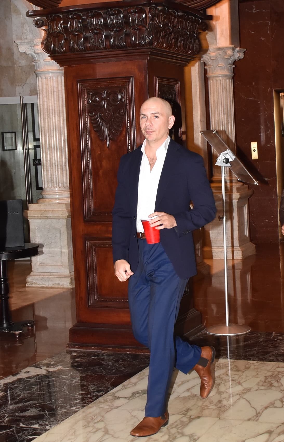 Pitbull es un experto en saber cómo disfrutar de la fiesta.