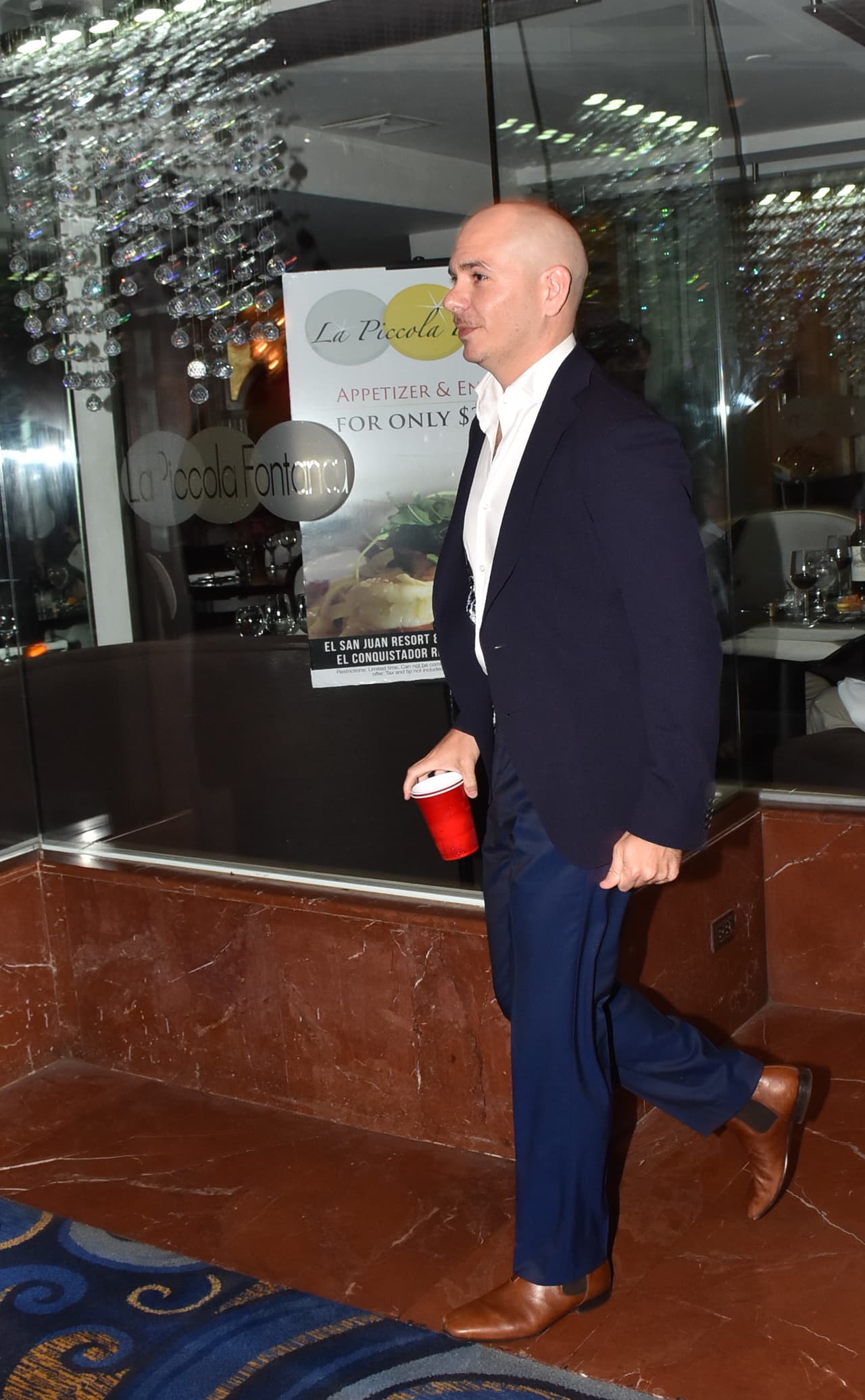 El cantante duró un momento en el sitio y horas después salió, pero eso sí, con un vaso para no perderse ni un poco de su bebida.