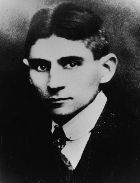 El escritor austrohúngaro y checoslovaco 
<b>Franz Kafka es el autor de la famosa novela 'La Metamorfosis'. Se le considera </b>uno de los novelistas más influyentes de la literatura universal, padre del modernismo, el expresionismo y el existencialismo. Temas como la desesperación, el absurdo, la angustia y lo insólito fueron una constante en su obra, algo que se resume con el adjetivo "kafkiano".