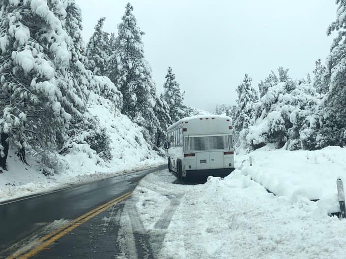 Además de estar atentos del peligroso 'hielo negro' cuya capa invisible crea una superficie resbaladiza en las vías.