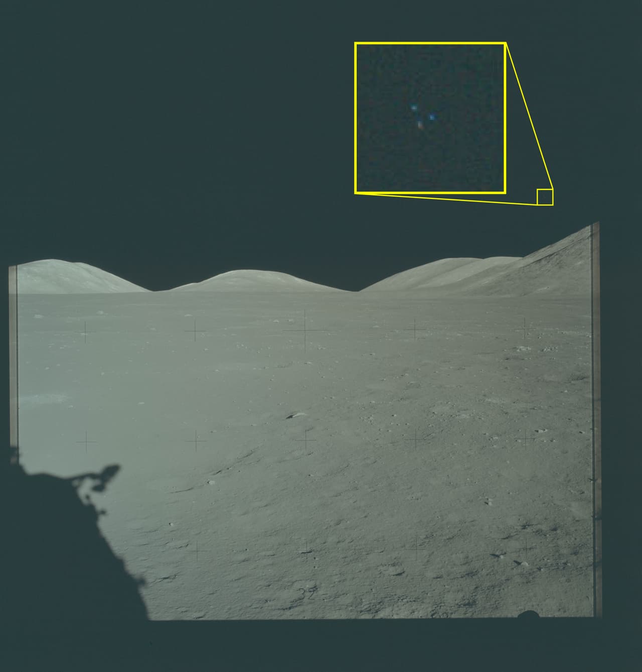 Como parte de la revisión de materiales históricos sobre fenómenos aéreos no identificados (UAP) en el marco del programa PURSUE, el Departamento de Vida Silvestre (DOW) ha abierto un caso para investigar la fotografía adjunta de la NASA, tomada en diciembre de 1972 durante la misión Apolo 17. La imagen contiene tres puntos en formación triangular en el cuadrante inferior derecho del cielo lunar, claramente visibles al ampliarla. Si bien esta fotografía ya se había publicado y analizado por observadores expertos, no existe consenso sobre la naturaleza de la anomalía. 
<br>
<br>Un nuevo análisis preliminar del gobierno estadounidense sugiere que la característica de la imagen podría ser el resultado de un objeto físico en la escena. Además, como parte de esta investigación, el gobierno ha obtenido la película original de la misión Apolo 17 y los resultados del análisis completo de la NASA y el DOW se publicarán una vez finalizado.