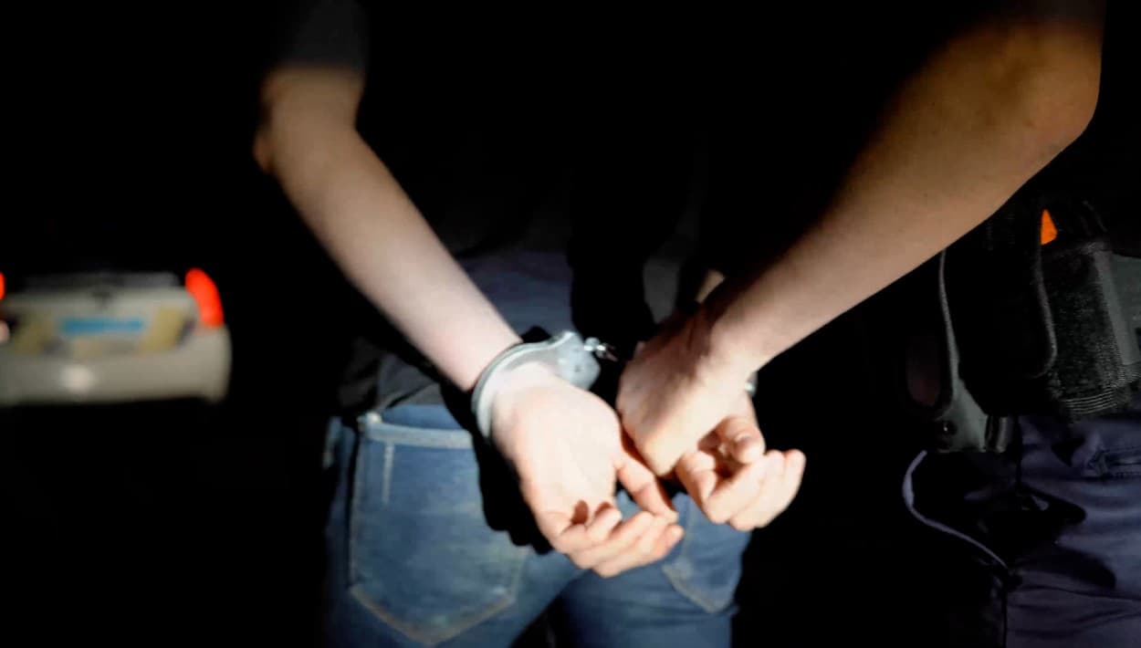 Arrestan a un adolescente por atropellar de muerte a una niña hispana de siete años