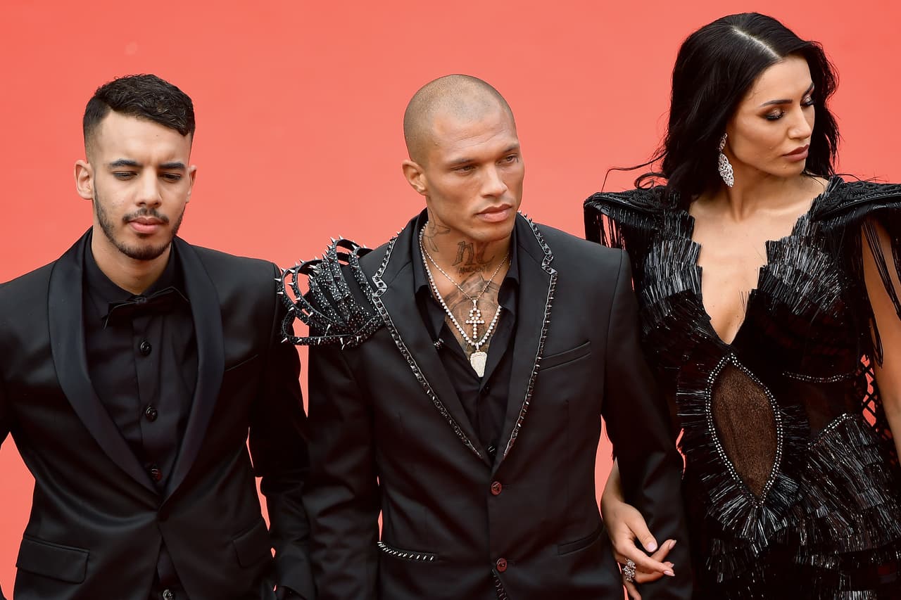 En diversos momentos, se pudo observar que la modelo tomó del brazo a Jeremy.