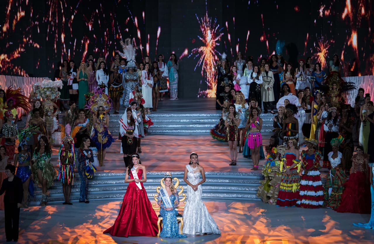 La española usó un espectacular traje celeste.