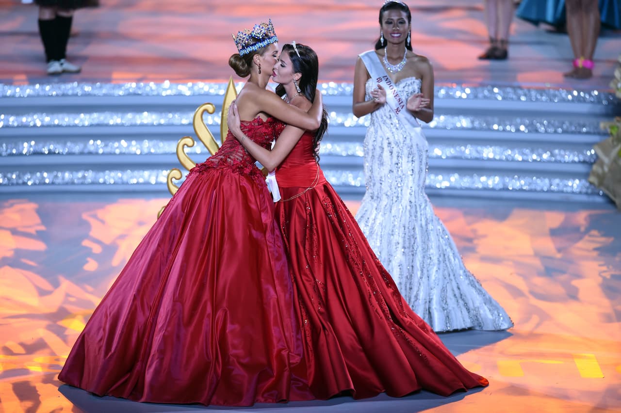 La sudafricana Rolene Strauss, vencedora del año pasado, entregó la corona.