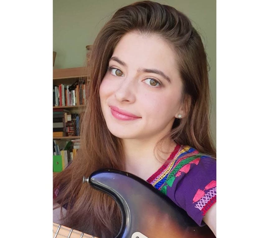 "Fue por estar en la escuela que 
<b><a href="https://www.youtube.com/watch?v=5adnSPVM44g" target="_blank">alguien me puso una guitarra en las manos</a></b> y me desaparecí, me fui a estudiar música (a EEUU) y regresé con mi proyecto (como cantante)", explicó. 
<br>