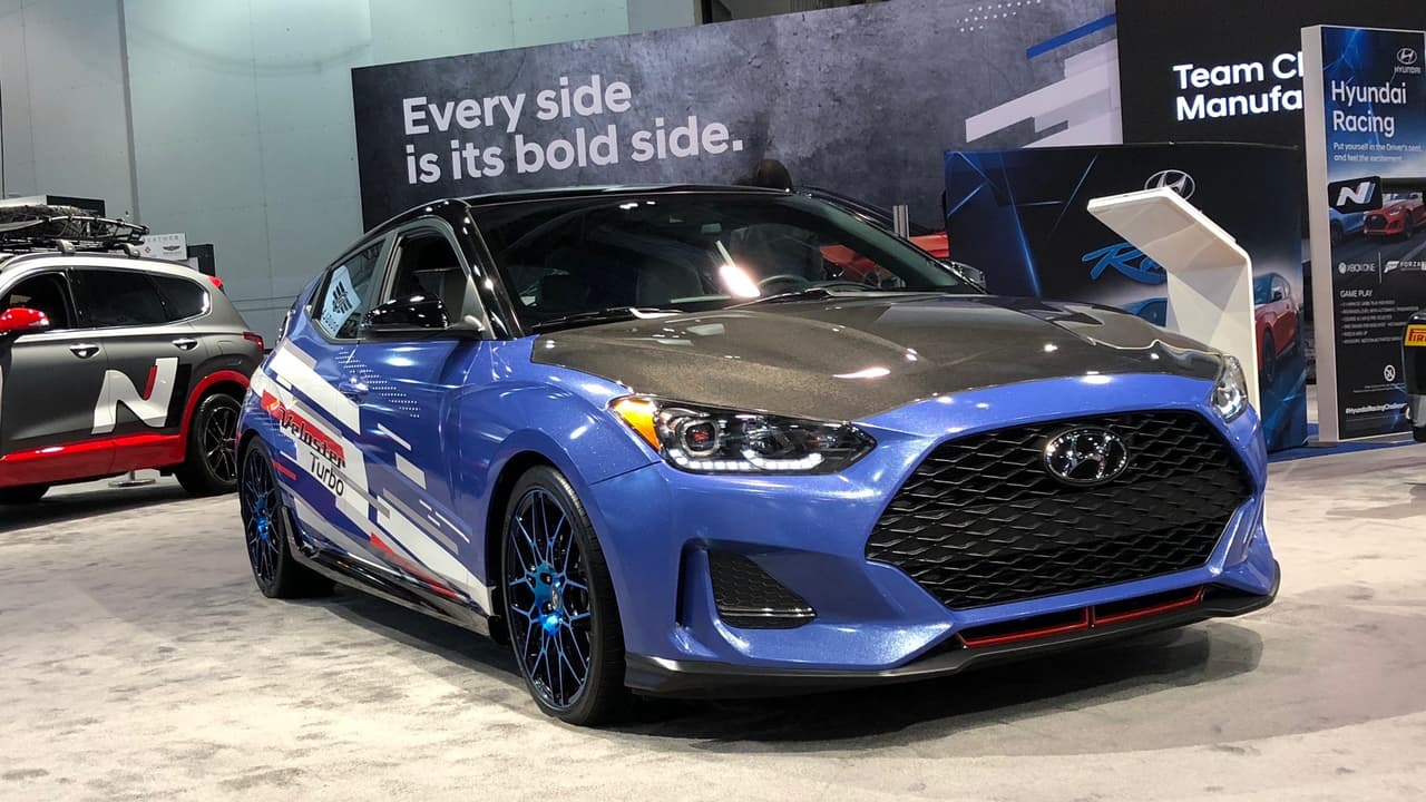 <h3 class="cms-h3-H3">Hyundai Veloster Turbo 2019</h3>
<br>Este Veloster es uno de varias unidades presentes en SEMA 2018,, cuyo propósito fue el de servir de vitrina a una avalancha de productos de post venta y personalización para el popular coupé coreano. Entre ellos se cuentan un filtro de aire al gran flujo para de alto performance de K&N, sistema de escape Borla, un kit para cambios deportivos de B&M, espirales y barras estabilizadoras de Eibach y una profusión de ruedas de aleación para alto performance. Todas estos accesorios serán vendidos por los concesionarios Hyundai y han sido aprobados por el fabricante por lo que su instalación no afectará la garantía de los modelos..