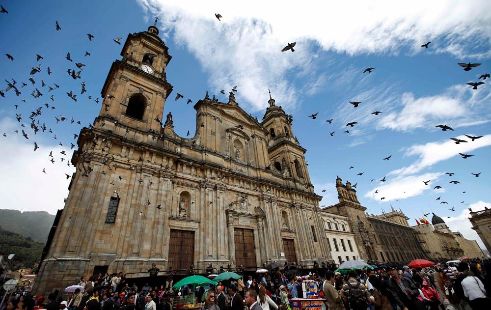 <b>10. Colombia.</b> ¿Da el dinero la felicidad? No parece que sea así, al menos según los resultados del estudio de Gallup, donde entre la lista de los 10 países más positivos no se encuentran las potencias económicas del mundo. El país que cierra esta lista de países es Colombia, que obtuvo un 
<b>puntaje de 81 en una escala de 100. </b>