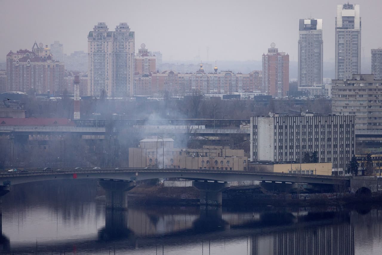 Humo sobre un edificio gubernamental en Kiev, la capital ucraniana.