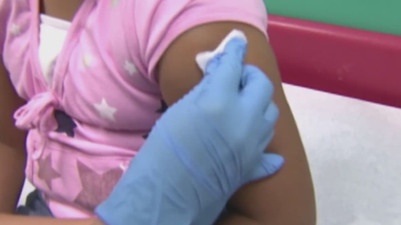 Advierten sobre posibles riesgos de vacunar contra coronavirus a menores de 12 años