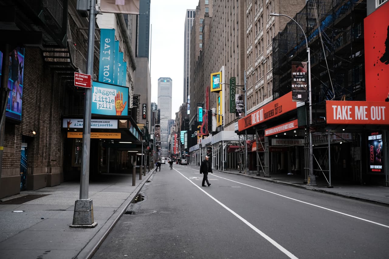 Nueva York "en pausa": ordenan a los trabajadores quedarse en casa mientras los casos de coronavirus superan los 7,000