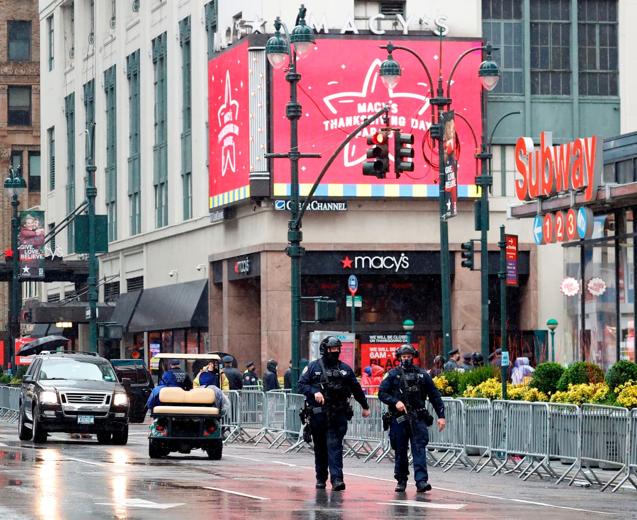 La audiencia en las calles fue mínima. Oficiales policíacos se encargaron de que todo fluyera sin mayores incidentes.