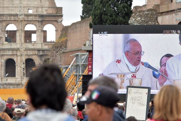 Multitudes en el Vaticano tuvieron que presenciar la ceremonia a través de pantallas.
