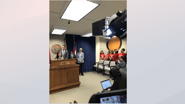 Dariana Valencia, estudiante de segundo año en Queens University de Charlotte, beneficiaria DACA y ganadora del Premio Golden Door Scholarship Award.