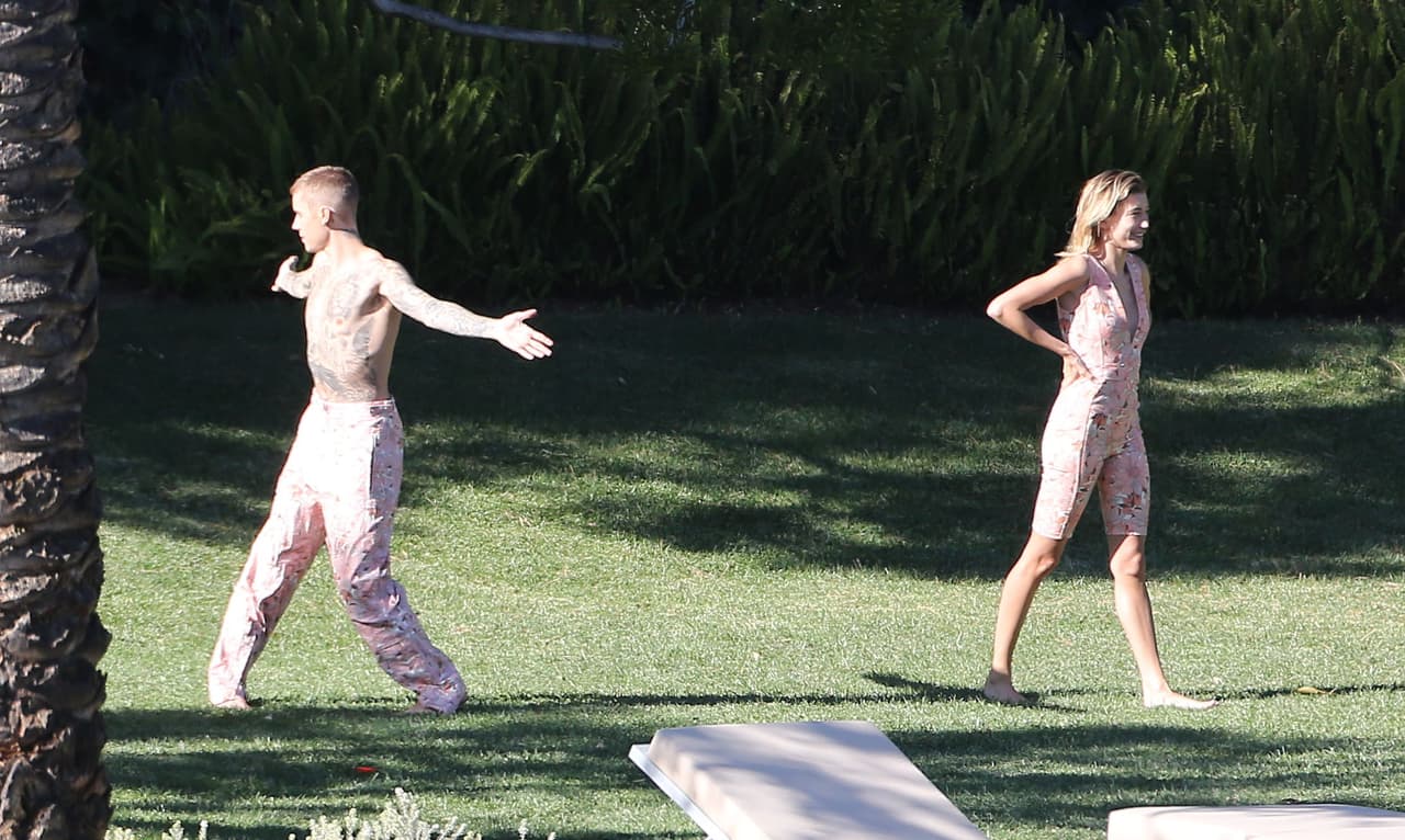 Como algunos recordarán,
<b> Justin Bieber y Hailey Baldwin <a href="https://www.univision.com/estilo-de-vida/bodas/ya-se-caso-justin-bieber-el-cantante-y-hailey-baldwin-se-dieron-el-si-segun-people-fotos">se casaron por la vía legal el 13 de septiembre del año pasado</a></b>, en una corte de Manhattan, Nueva York.