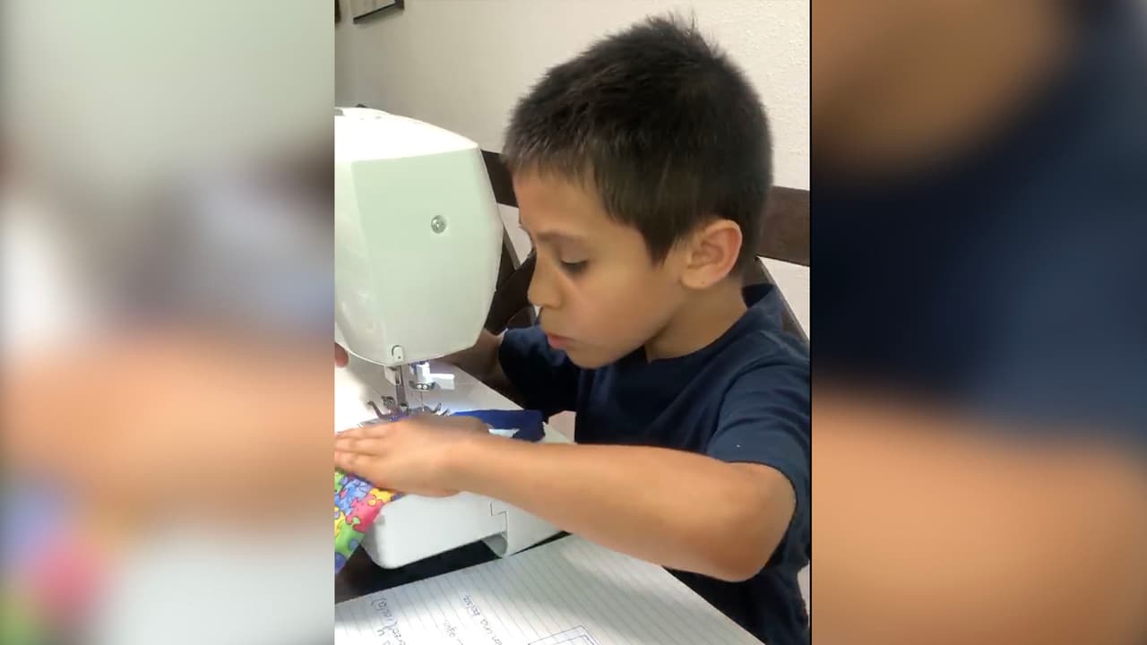Un niño con autismo hace mascarillas para ahorrar dinero y poder viajar con su familia