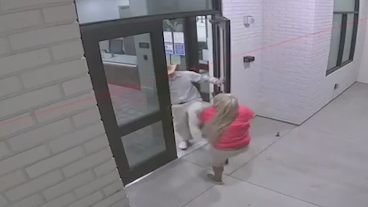 “Lo escupió y lo golpeo”: Buscan a mujer señalada de atacar a veterano por no darle dinero