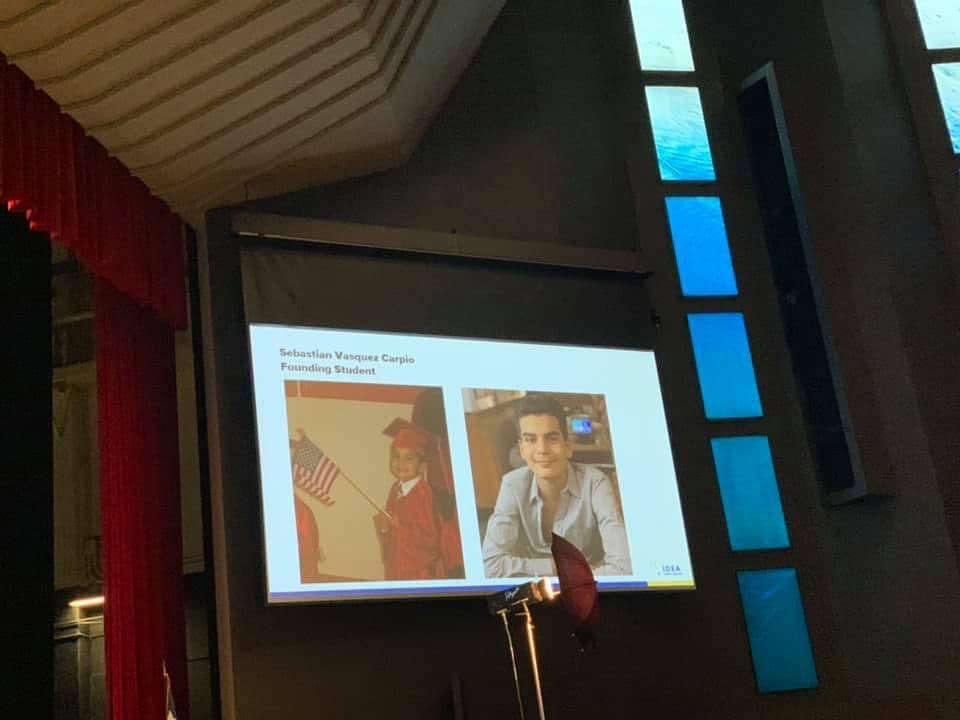 "Mi querido Sebastián, ayer marcó un hito tan importante para los dos. Fue un logro que usted y yo trabajamos tan duro y también miramos hacia adelante. Todos esos años de arduo trabajo y asistencia perfecta serían compensados el día en que con orgullo caminó por el escenario y recibió su diploma de escuela secundaria. Su siguiente paso habría sido asistir a la universidad para continuar su educación y convertirse en un hombre exitoso", escribió Carpio en sus redes sociales.