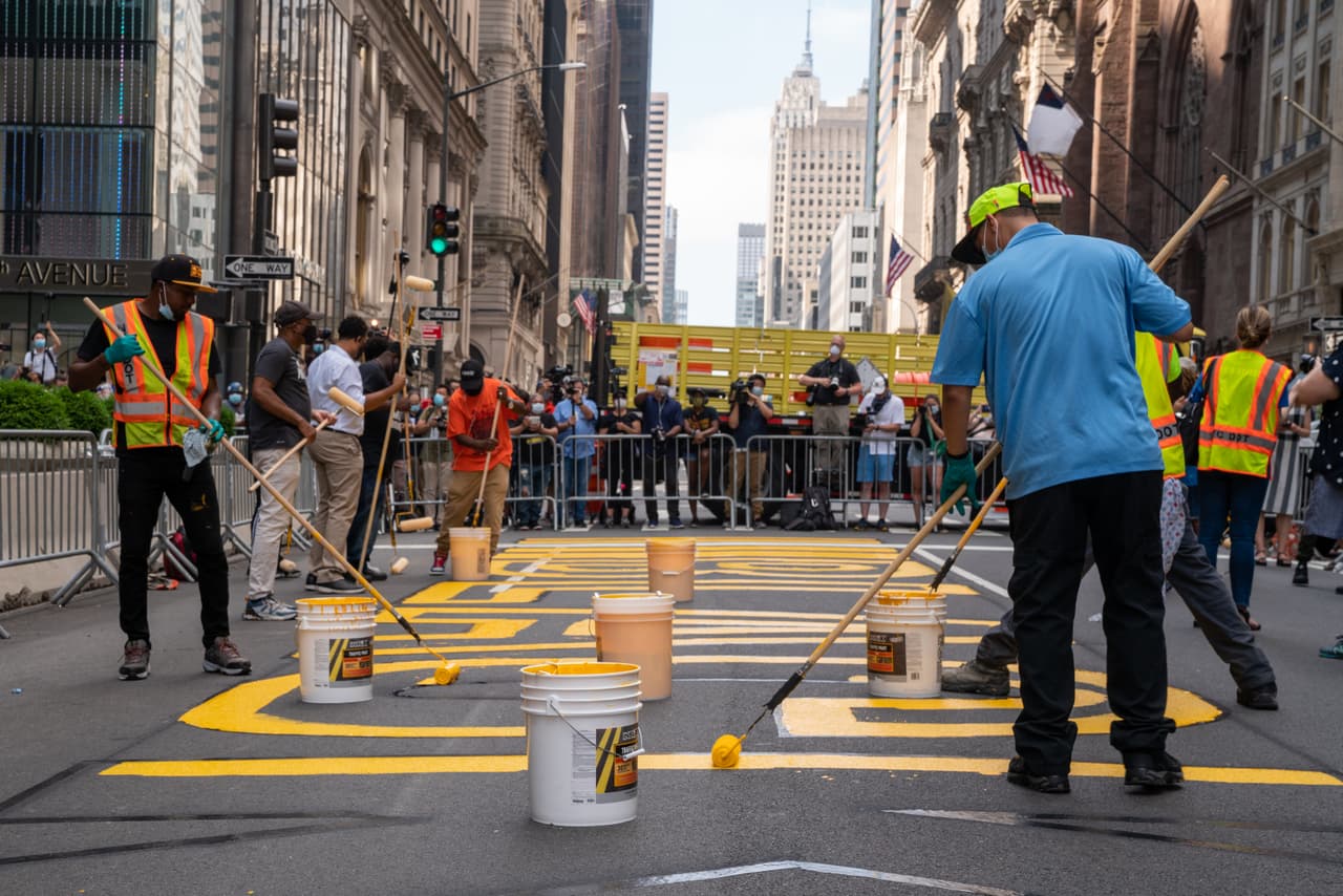 De Blasio anunció el plan de pintar la polémica frase frente a la Torre Trump el mes pasado, luego de decir que el eslogan sería escrito en varios lugares de la ciudad.