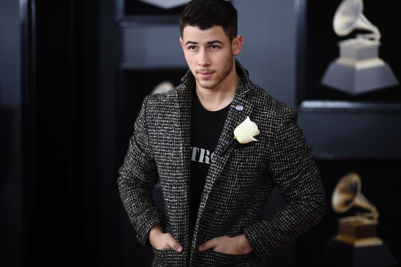 Otros famosos que se dieron cita en el Madison Square Garden de Nueva York eligieron portar una rosa blanca en apoyo al movimiento 'Time's Up', como fue el caso de Nick Jonas.