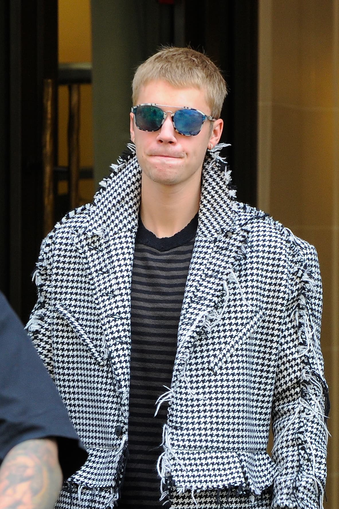 Los paparazzi lo captaron usando una chaqueta súper fashion.