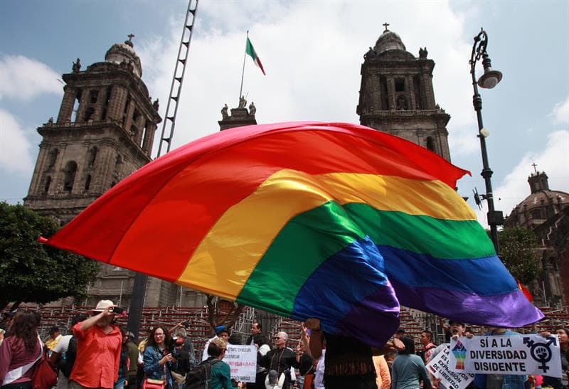 Esta movilización multicolor fue una respuesta a la que ocurrió el sábado en distintos puntos del país, en la que se pedía que estas uniones no se legalicen, como propuso este año el presidente Enrique Peña Nieto.