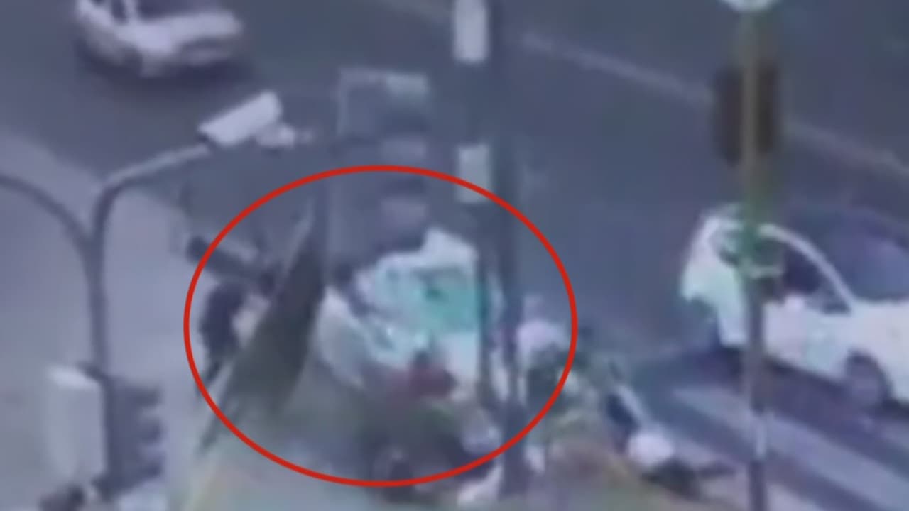 <b>Una persona muere luego de que un auto embiste a un grupo de transeúntes que esperaban en un semáforo</b>
<br>
<br>El misterio rodea el origen de un trágico accidente que acabó con la vida de una mujer y dejó cuatro heridos. Sucedió en Argentina, cuando un auto embistió a un grupo de personas que esperaban por el cambio de luz en un semáforo.