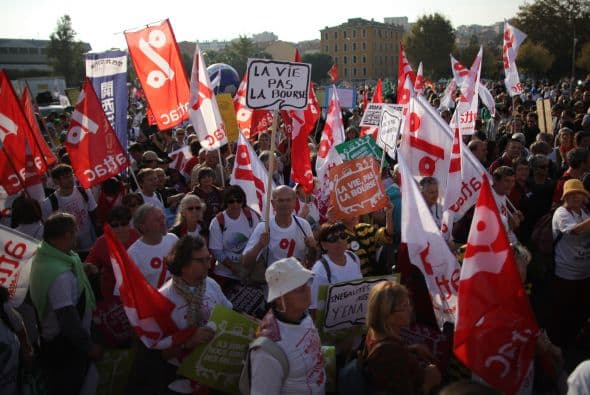 Fue así que 10 mil personas, según organizadores, salieron a la calle para manifestarse en contra de la reunión y pedir el fin de la especulación financiera.