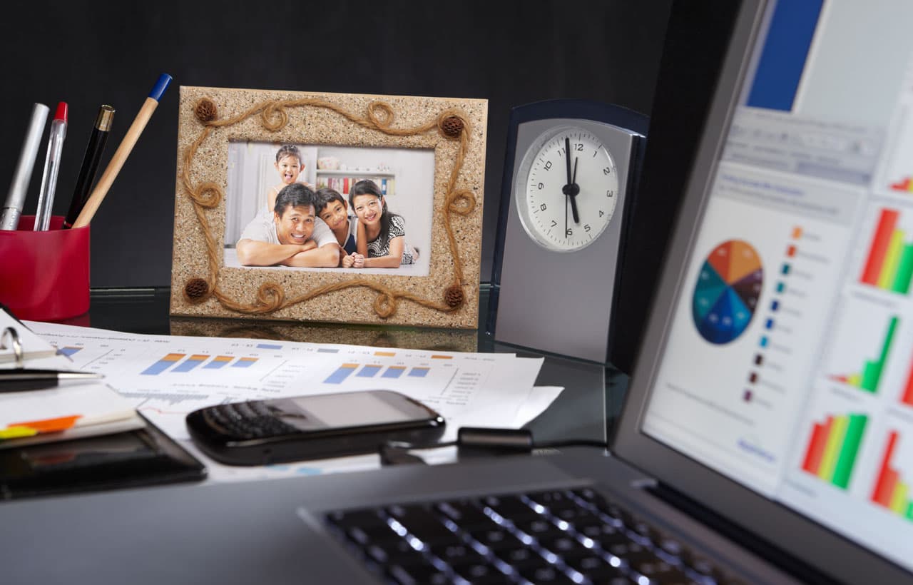 Mantén en tu oficina algún objeto personal que valores. Decora con alguna foto familiar o de tu pareja, algo que te haga recordar por quién estás haciendo todo esto. Ellos son tu vida y la meta de tu camino.