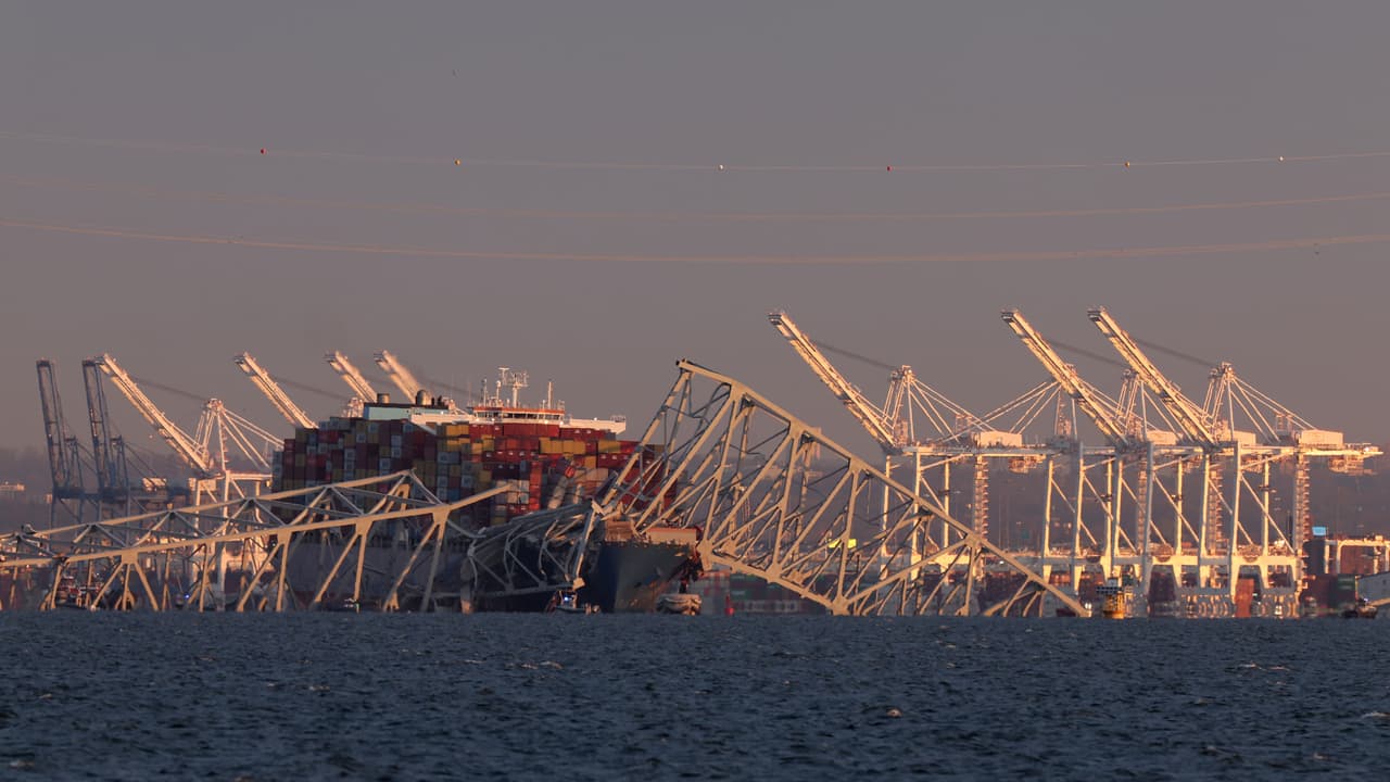 Se cumple un mes del 
<b><a href="https://www.univision.com/local/washington-dc-wfdc/barco-golpea-puente-key-derrumbe-buscan-personas-rio" target="_blank">colapso del puente Francis Scott Key</a></b>, una tragedia que rompió la calma de la madrugada del martes 26 de marzo, y que ha costado la vida de seis trabajadores hispanos, de los cuales han sido recuperados los cuerpos de tres.