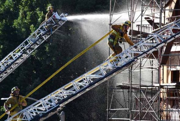 En una titánica e impresionante lucha con devoradoras llamas. Detalles de este reporte aquí