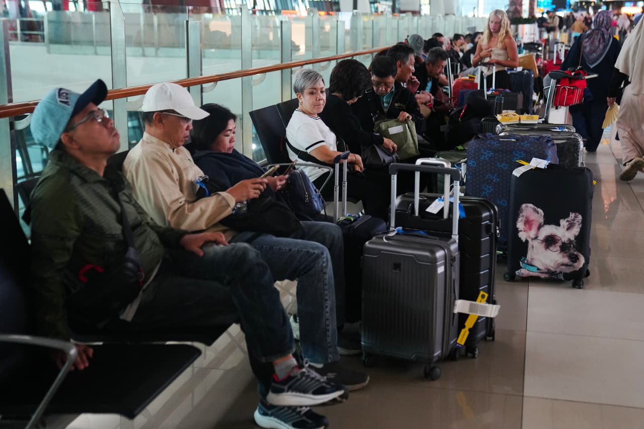 Viajantes esperan la hora de salida de sus vuelos, el domingo 6 de septiembre de 2026, en el Aeropuerto Internacional Soekarno-Hatta, en Tangerang, Indonesia.