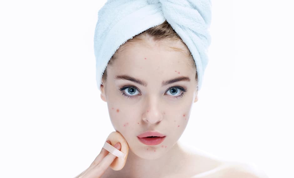 <h3>A la defensiva </h3>Todos sabemos que cuando el sistema inmunológico funciona correctamente las defensas del organismo actúan de igual forma. Sin embargo, pocos saben que la falta de sueño 
<a href="http://articles.latimes.com/2009/nov/08/image/ig-beautysleep8">inhibe y debilita</a> el funcionamiento de este sistema. Esta atrofia puede provocar ciertos problemas en la piel, como sarpullidos, irritaciones, mala cicatrización o, inclusive, infecciones. Y aunque estos se consideran problemas de salud, colaboran a que la piel tenga un aspecto desagradable. 
<br>