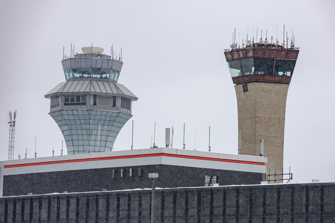 En
<b> el aeropuerto de Midway, </b>la FAA activó una
<b>parada en tierra </b>durante aproximadamente una hora antes de las 8 p.m. del domingo, debido a una aeronave privada averiada en la pista. Según el Departamento de Aviación de Chicago, el avión operado por
<b>Signature Aviation</b> quedó inutilizado tras aterrizar, sin dejar personas heridas.
<br>
