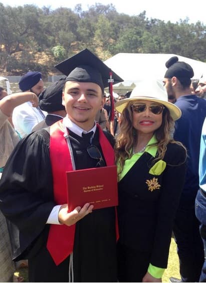 Pero Prince sabe que por mucho dinero que tenga tiene qué estudiar. En mayo de este año se graduó, y su tía La Toya Jackson posó con él y presumió este logro.