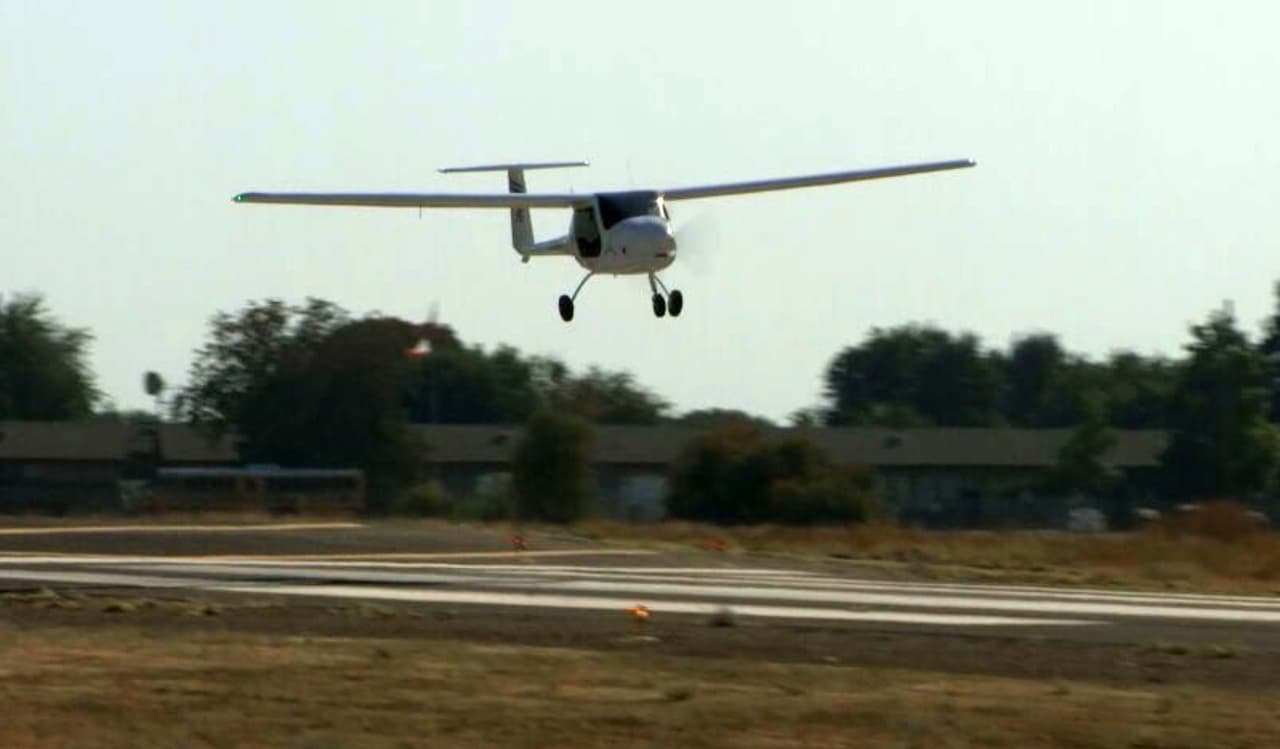 De acuerdo al Presidente y Director Ejecutivo (CEO) de Beam Global, Desmond Wheatley, un viaje de este avión tiene capacidad para volar hasta 100 millas con carga. También dijo que la electrificación de los autos también llega a los cielos.