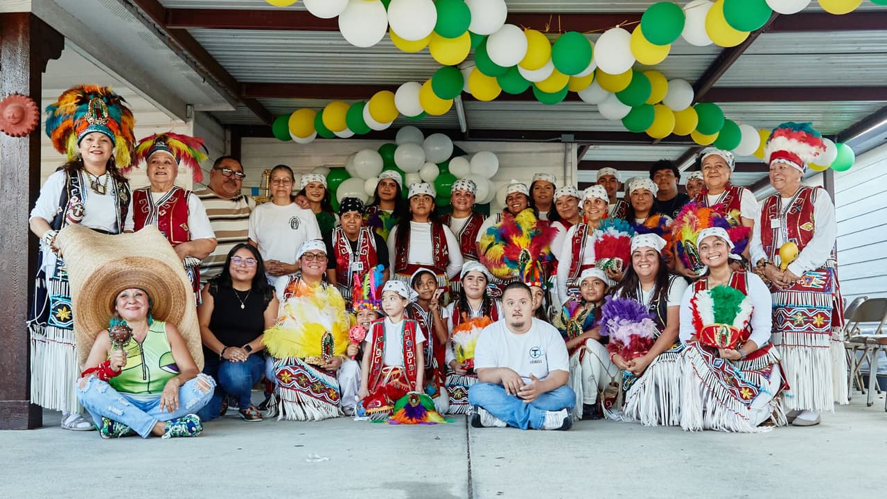 Un grupo de matachines en el norte de Texas posa tras participar en una entrevista con Univision.