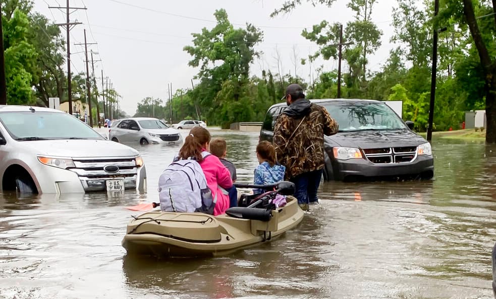 Inundaciones causan al menos tres muertes en Louisiana y dejan más de 100,000 clientes sin electricidad en Texas
